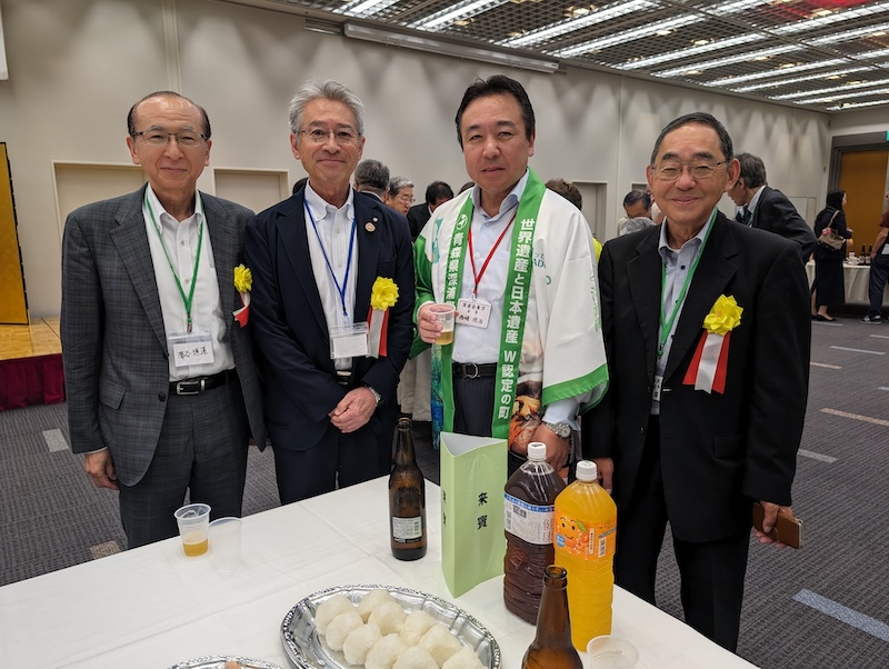 深浦町吉田町長と西崎深浦会会長、横浜青森県人会の沢尻名誉会長、濱谷会長