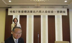 挨拶する（佐々木さやか顧問）